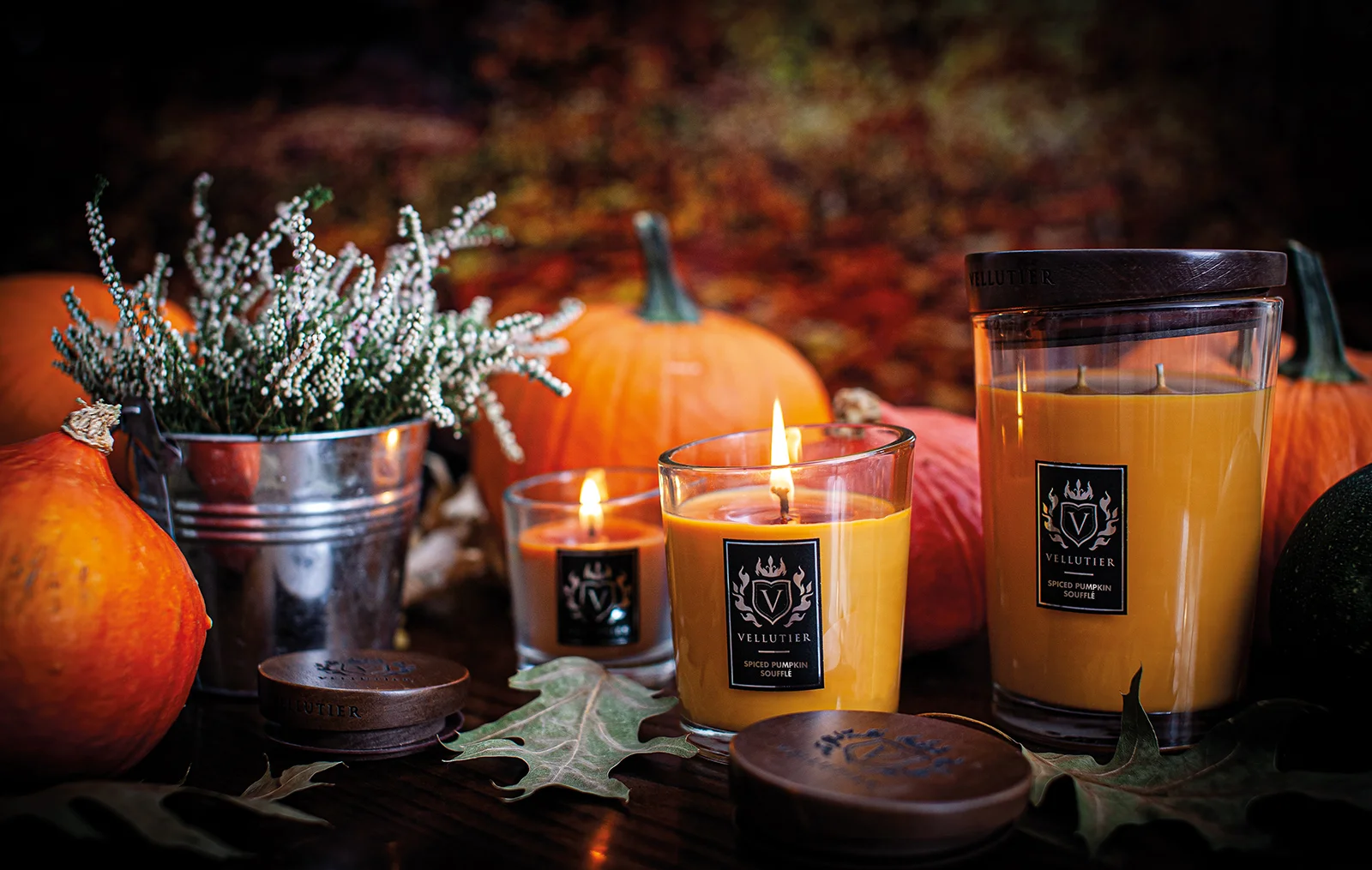 Świece zapachowe VELLUTIER Spiced Pumpkin Soufflé w jesiennej aranżacji